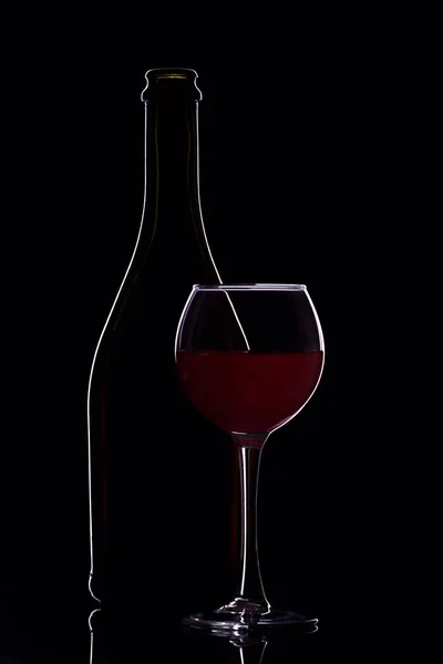 Copas de vino con botella de vino sobre fondo negro, minimalismo , — Foto de Stock