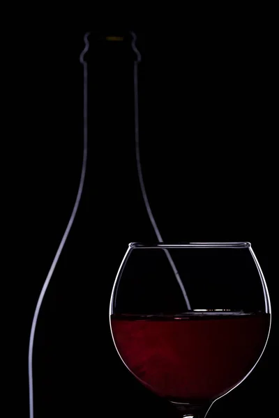Szemüveg, borosüveg, a fekete háttér, bor minimalizmus, — Stock Fotó