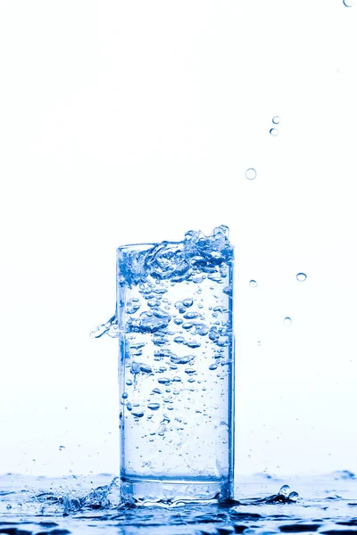 Glas met gieten drinkwater — Stockfoto