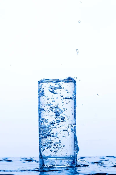 Glas met gieten drinkwater — Stockfoto
