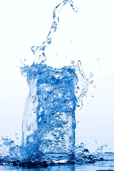 Склянка з заливкою питної води — стокове фото