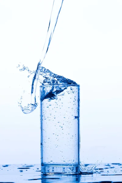 Vidro com verter água potável — Fotografia de Stock