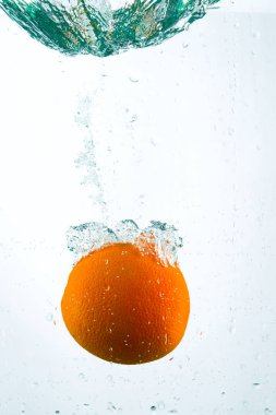 Turuncu beyaz zemin üzerine su akarsu
