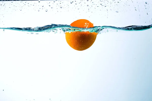 Orange dans les cours d'eau sur fond blanc — Photo