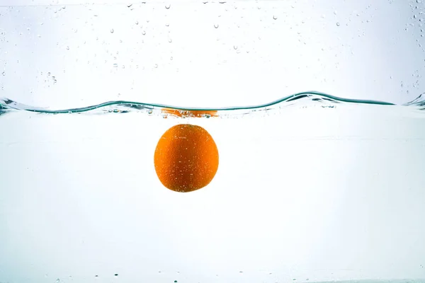 Naranja en arroyos de agua sobre fondo blanco — Foto de Stock