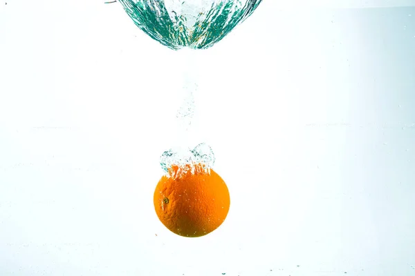 Orange w strumieniach wody na białym tle — Zdjęcie stockowe