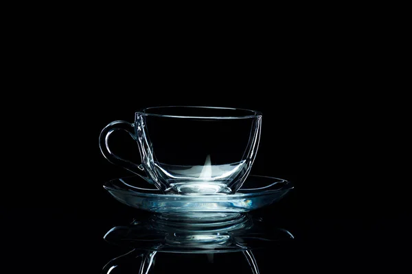 Скляна чашка на чорному фоні — стокове фото
