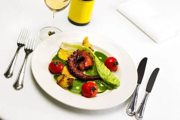 Seafood dish with fried octopus tentacles and vegetables — Stock Photo, Image