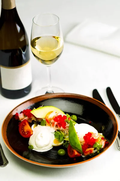 Seafood salad with red caviar and vegetables — Stock Photo, Image