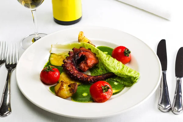 Seafood dish with fried octopus tentacles and vegetables — Stock Photo, Image