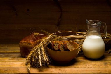 Süt, süt ile kupa, çavdar ekmek, kulakları ile cam sürahi
