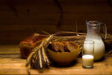 Süt, süt ile kupa, çavdar ekmek, kulakları ile cam sürahi