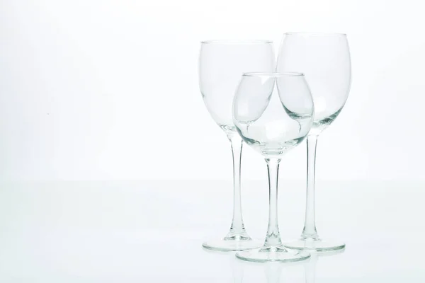 Uvas e três copos de vinho sobre fundo branco, estúdio — Fotografia de Stock