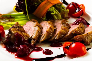 Pişmiş sebze ve otlar ile ördek