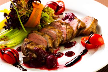 Pişmiş sebze ve otlar ile ördek