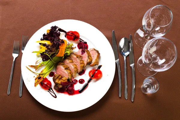 Duck baked with vegetables and herbs — Stock Photo, Image