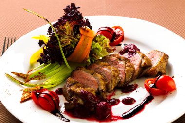 Pişmiş sebze ve otlar ile ördek