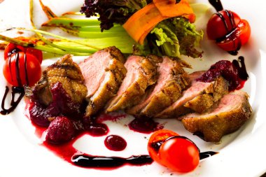 Pişmiş sebze ve otlar ile ördek