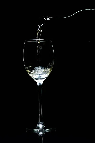 黒の背景にグラスに注ぐワイン — ストック写真