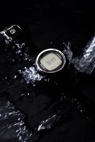 Seyretmek bir siyah arka plan üzerine su akışları dalış için bilgisayar — Stok fotoğraf