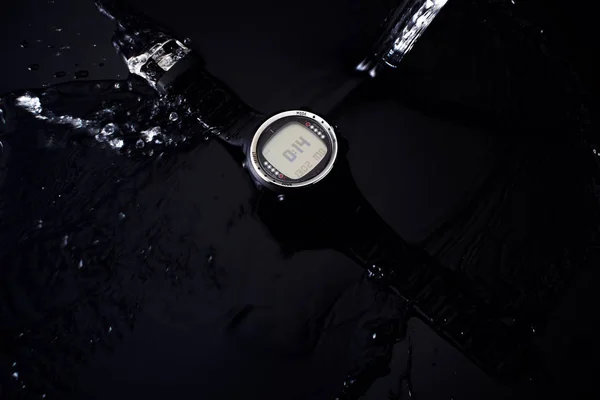 Reloj de ordenador para bucear en corrientes de agua sobre un fondo negro — Foto de Stock