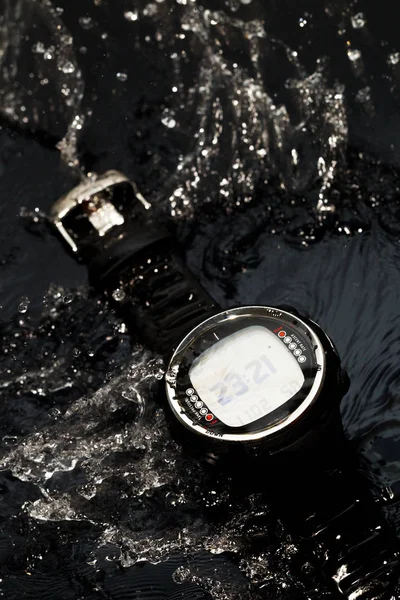Ordinateur de surveillance pour la plongée dans les cours d'eau sur fond noir — Photo