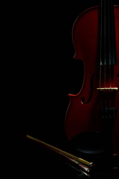 Violino con note e fiocco su fondo nero — Foto Stock