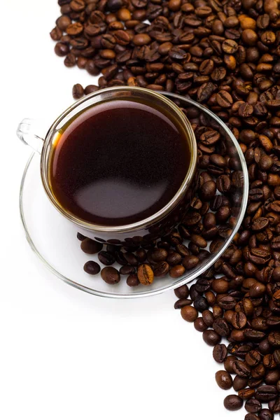 Fekete kávé, egy pohár csésze és szemes kávé a fehér fonákkal — Stock Fotó