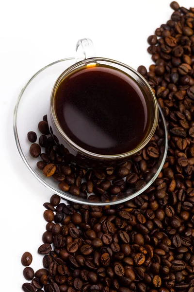 Чорна кава в скляній чашці і зерна кави на білій спині — стокове фото