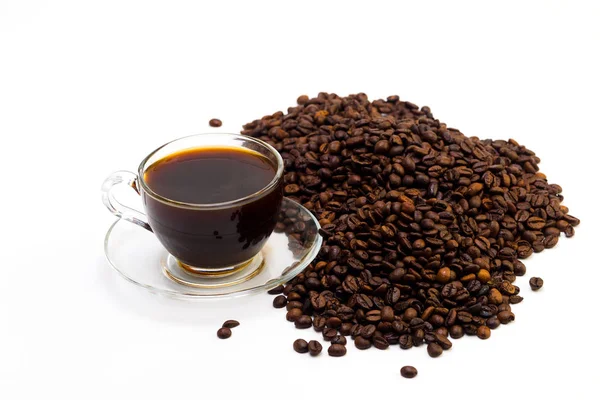 Fekete kávé, egy pohár csésze és szemes kávé a fehér fonákkal — Stock Fotó