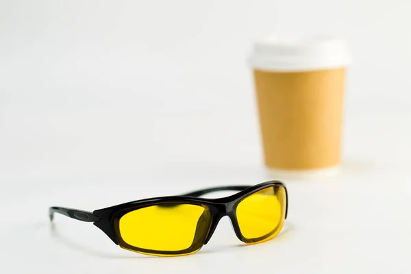 Occhiali da sole con lenti gialle su sfondo bianco — Foto Stock