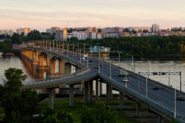 Nehrin üzerinde bir köprü ile yaz şehir manzarası