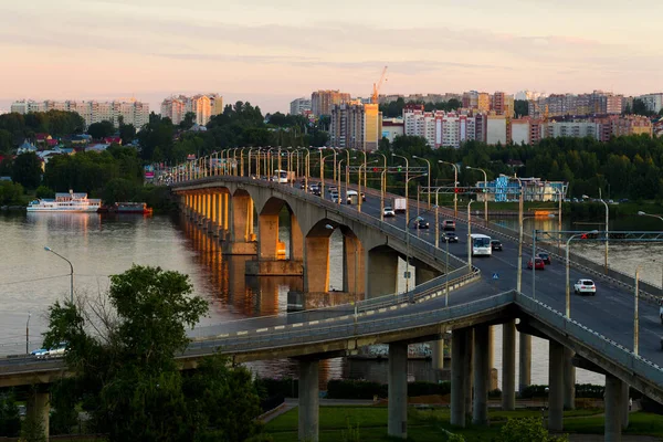 Zomer stad landschap met een brug over de rivier — Stockfoto