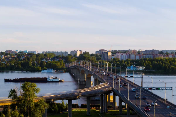 Paisaje de verano con un puente sobre el río — Foto de Stock