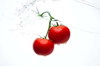 Damla ile dal beyaz bir backgrou su kırmızı domates
