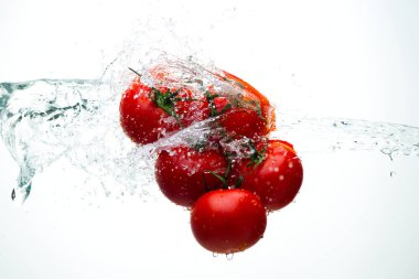 Damla ile dal beyaz bir backgrou su kırmızı domates