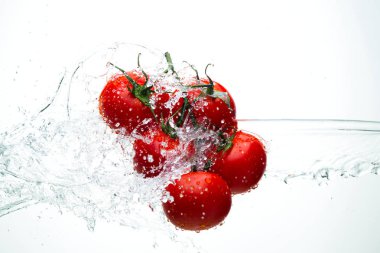 Damla ile dal beyaz bir backgrou su kırmızı domates