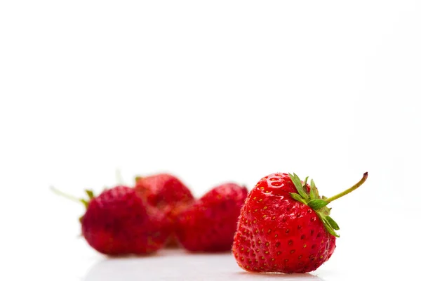 Bacche di una fragola su uno sfondo bianco — Foto Stock