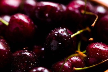 Beyaz bir arka plan üzerinde ahşap bir tabak içinde kiraz çilek