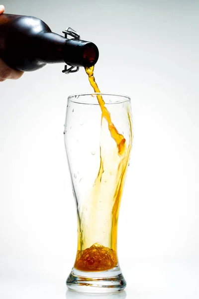 Bier is uit een fles gieten — Stockfoto