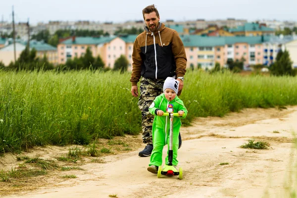 Genç aile alanında yürüyen bir çocuk ile — Stok fotoğraf