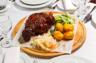 Et ile garnitür sebze ahşap oyun tahtası