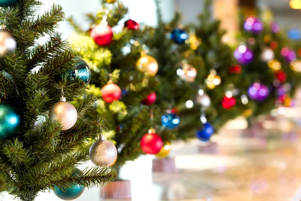 Décorations d'arbre de Noël accrochées à un arbre de Noël — Photo