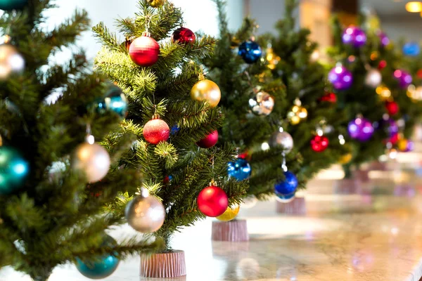 Bir Noel ağacına asılı yılbaşı ağacı süsleri — Stok fotoğraf