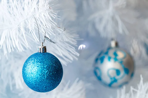 Décorations d'arbre de Noël accrochées à un arbre de Noël — Photo