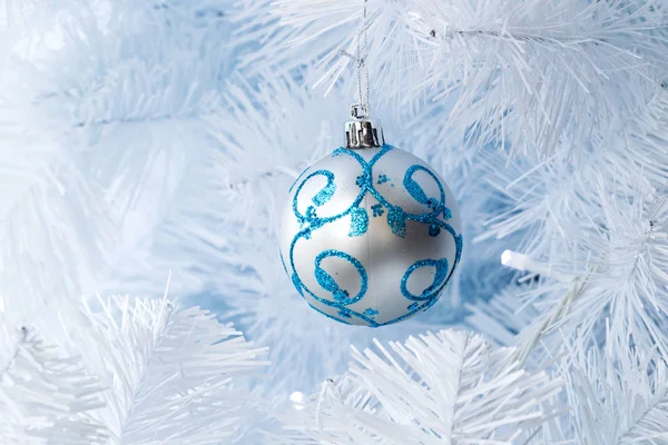 Christmas tree decorations hanging on a Christmas tree — Stock Photo, Image