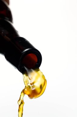 Karanlık bira dökme bir şişe bira buğulu cam içine bir