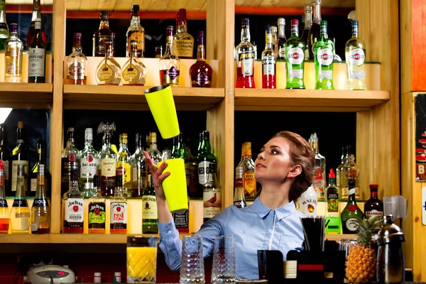 Jonge meisje-Barman bij de bar — Stockfoto