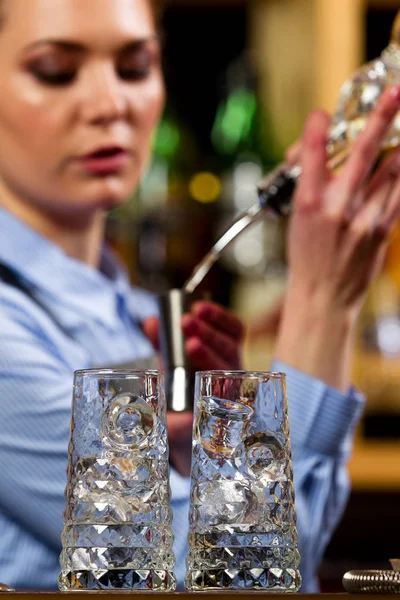 Бармен готує коктейлі в барі — стокове фото