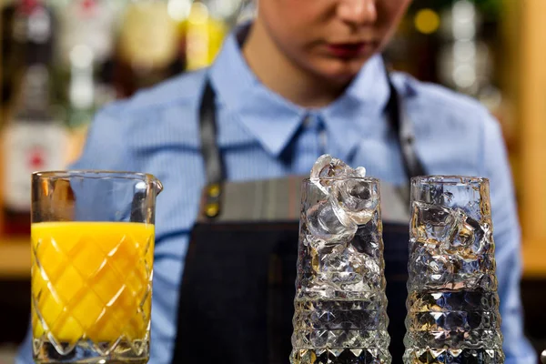 Бармен готує коктейлі в барі — стокове фото